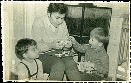 Mami, Attila, Viktor